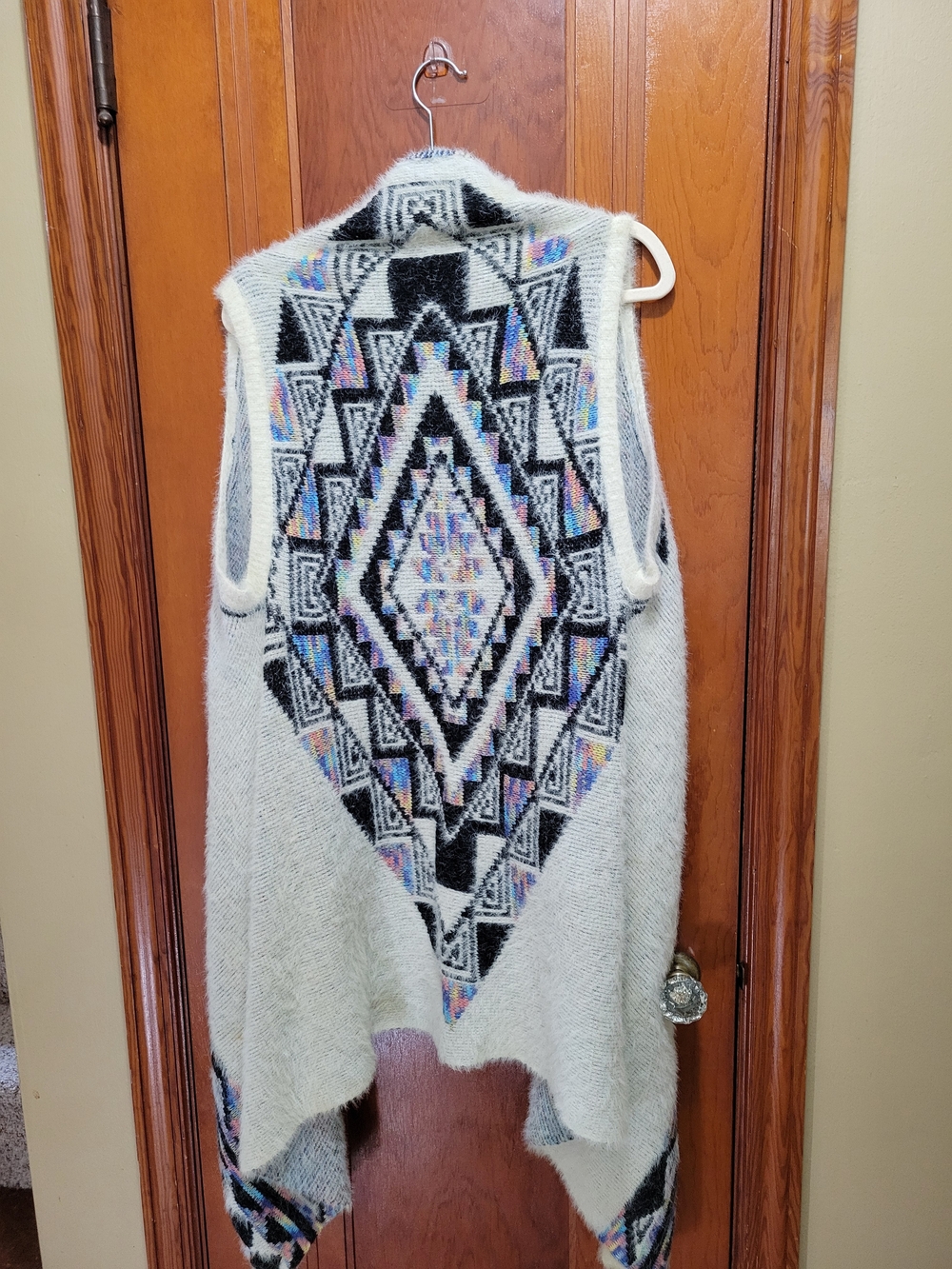 entro Cream Open-Front Aztec Knit Vest with Black & Multicolor Accents